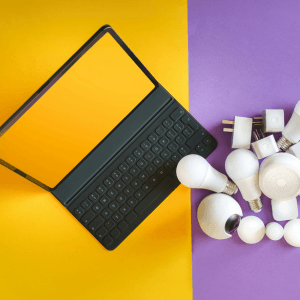 Uma lâmpada inteligente é uma lâmpada LED que pode ser controlada remotamente através de um aplicativo em um smartphone ou por comando de voz, geralmente via Wi-Fi. Elas oferecem recursos como mudança de cor, ajuste de intensidade da luz e programação de horários de funcionamento, além de serem mais eficientes em termos de energia em comparação com lâmpadas tradicionais.