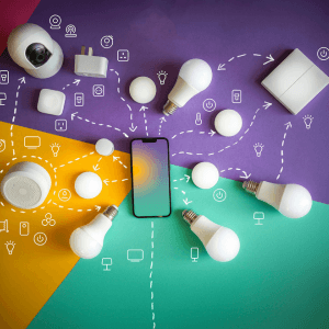 Uma lâmpada inteligente é uma lâmpada LED que pode ser controlada remotamente através de um aplicativo em um smartphone ou por comando de voz, geralmente via Wi-Fi. Elas oferecem recursos como mudança de cor, ajuste de intensidade da luz e programação de horários de funcionamento, além de serem mais eficientes em termos de energia em comparação com lâmpadas tradicionais.