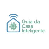 Uma casa inteligente, também conhecida como smart home ou casa conectada, é uma residência onde dispositivos e sistemas eletrônicos estão conectados e podem ser controlados remotamente, geralmente através de um smartphone, assistente virtual ou outros dispositivos inteligentes. Essa conexão permite a automação de diversas tarefas e funções, proporcionando maior conforto, conveniência e segurança aos moradores.